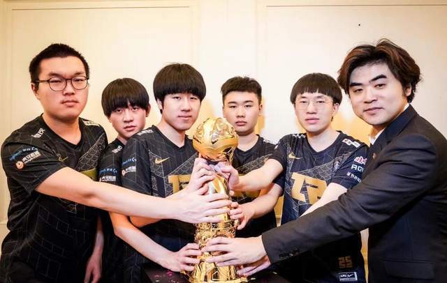 九游体育app-德布劳内在RNG比赛中败北，夺冠引发热议！(窦唯无地自容原唱完整版)